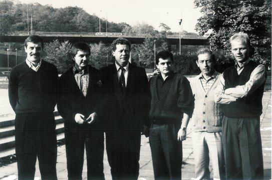 Kadra trenerów piłki nożnej r. 1986 (od lewej: Sławomir Śliwka, Edward Klejndinst, Wiktor Stasiuk, Grzegorz Klejndinst, Witold Borkowski, Jacek Rutkowski)